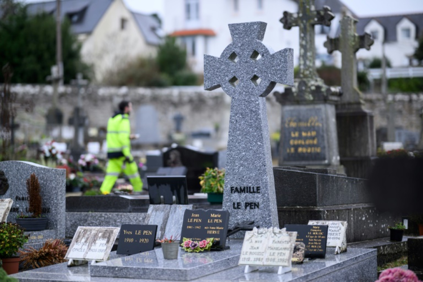 Des gendarmes près de la tombe vandalisée de Jean-Marie Le Pen à la Trinité-sur-mer, le 31 janvier 2025 dans le Morbihan © FRED TANNEAU