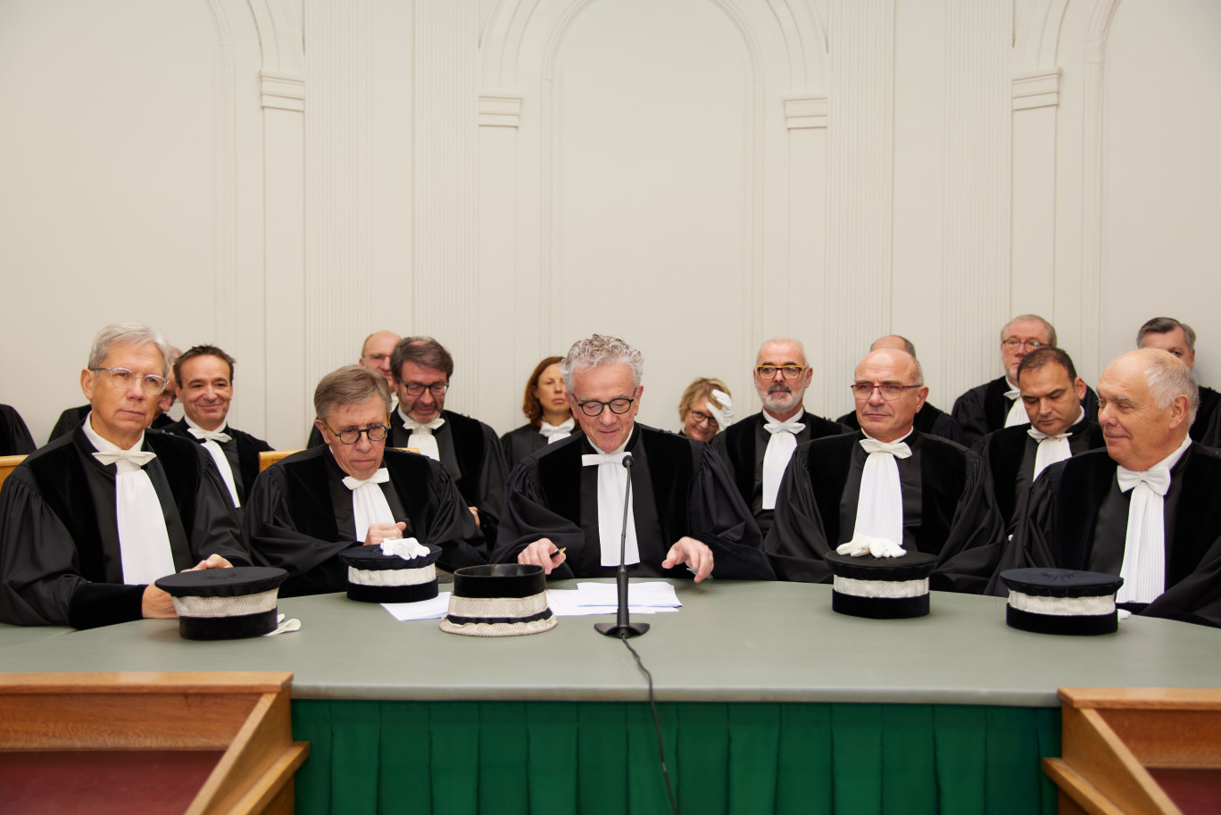 Raymond Duyck, président du Tribunal de commerce de Valenciennes, au centre. ©Lena Heleta