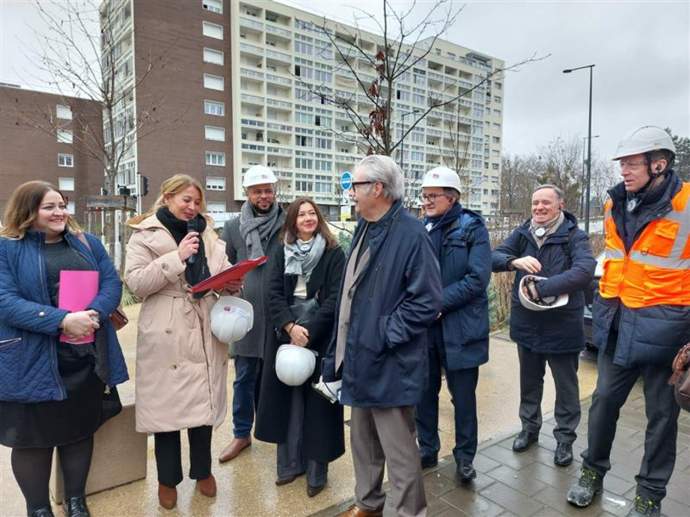 Nathalie Koenders, maire de Dijon, a fait un point d’étape sur le chantier de la résidence ZUP du Lac qui doit conduire à la rénovation énergétique de 160 logements. (© ICF Habitat Sud-Est Méditerranée)