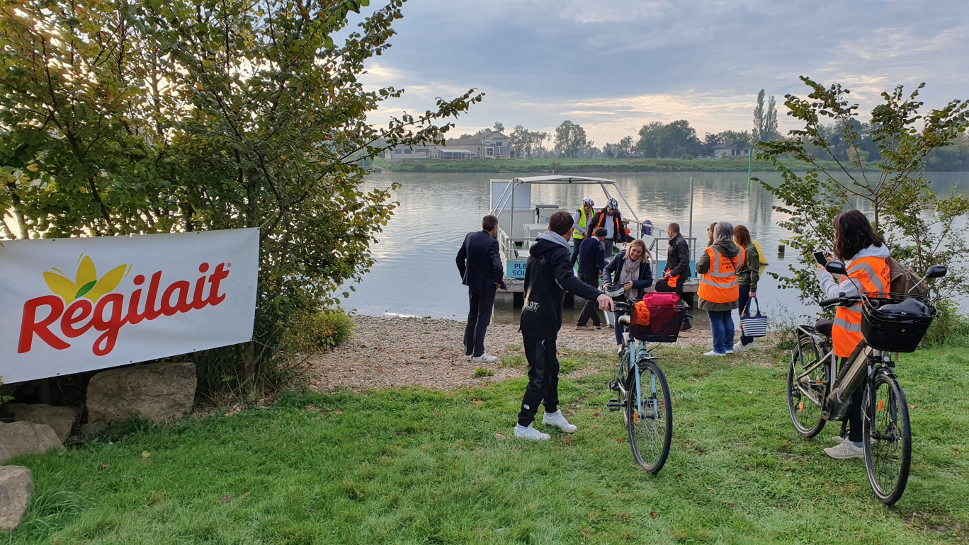 En parallèle de ses réflexions sur les mobilités douces, Régilait a profité du Challenge Mobilités pour expérimenter des alternatives à la voiture comme un bac sur la Saône ou une navette pour pallier l’absence de transport en commun. © Régilait