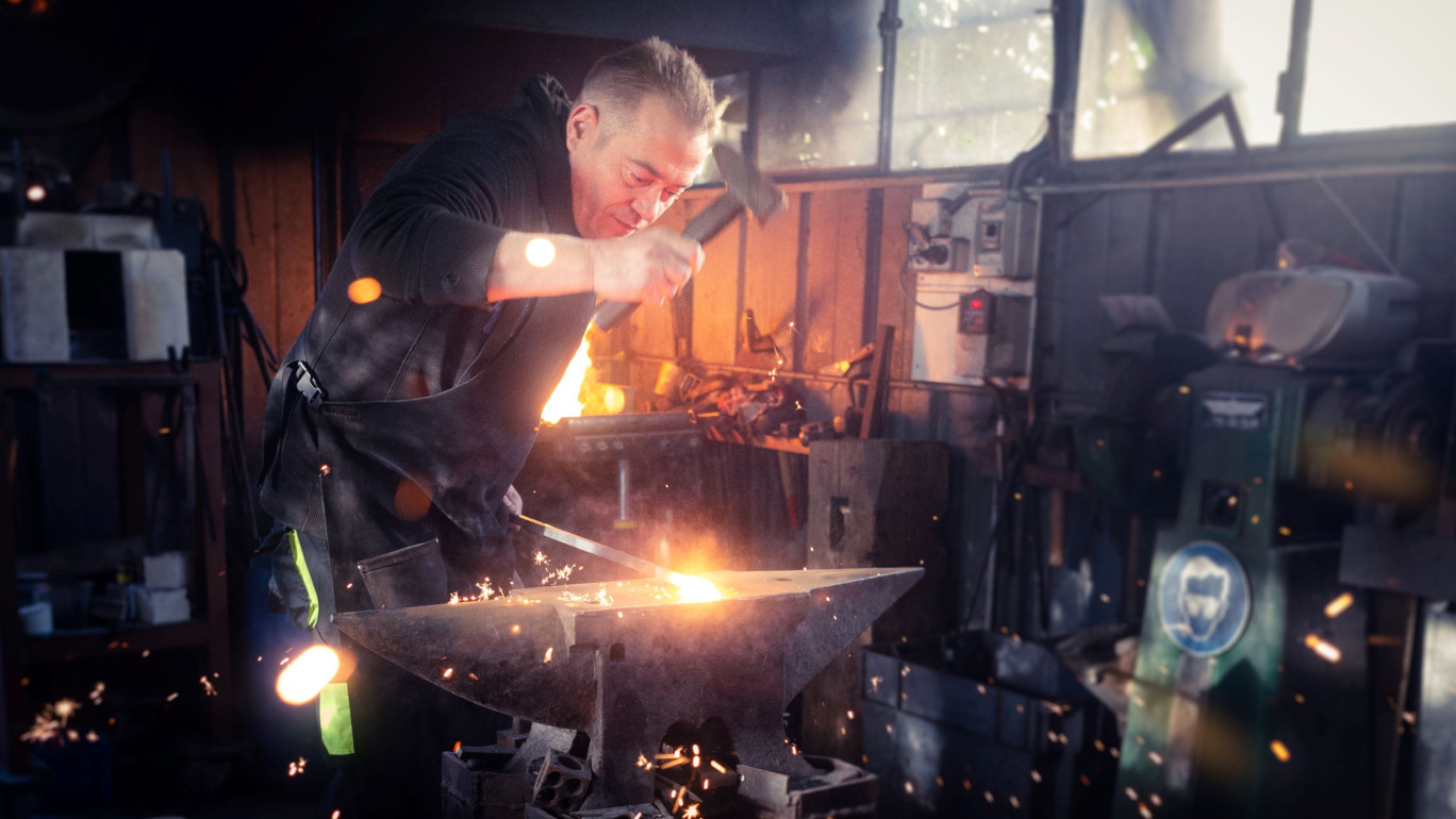 © Johann Marin-Thiery. Toutes les créations de Sylvain Naudin sont faites à la forge, au marteau et à l’enclume.