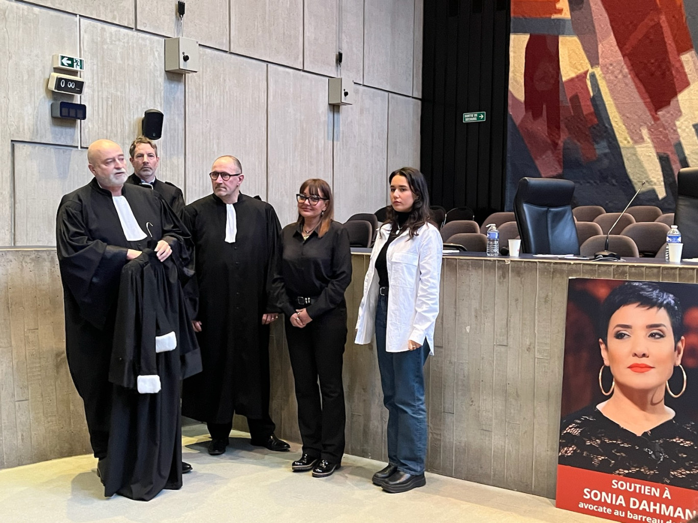 Ramla Dahmani et Nour Bettaïeb, respectivement soeur et fille de Sonia Dahmani, ont reçu une robe d'avocat des mains du Bâtonnier de l’Ordre des avocats au barreau de Lille Philippe Simoneau, pour marquer le soutien du barreau à l'avocate tunisienne.