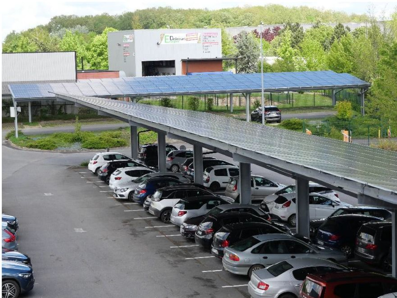 L'installation photovoltaïque au siège de l'entreprise à Boves. © Metarom France