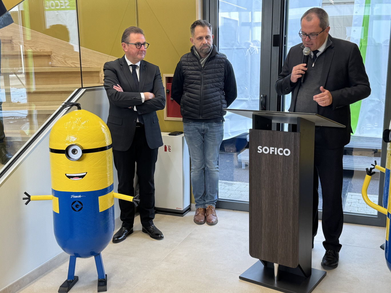 Frédéric Leturque, maire et président de la Communauté urbaine d’Arras, Olivier Degauquier, maire de Monchy-le-Preux, et au micro, Bertrand Coquidé, dirigeant de l’entreprise.