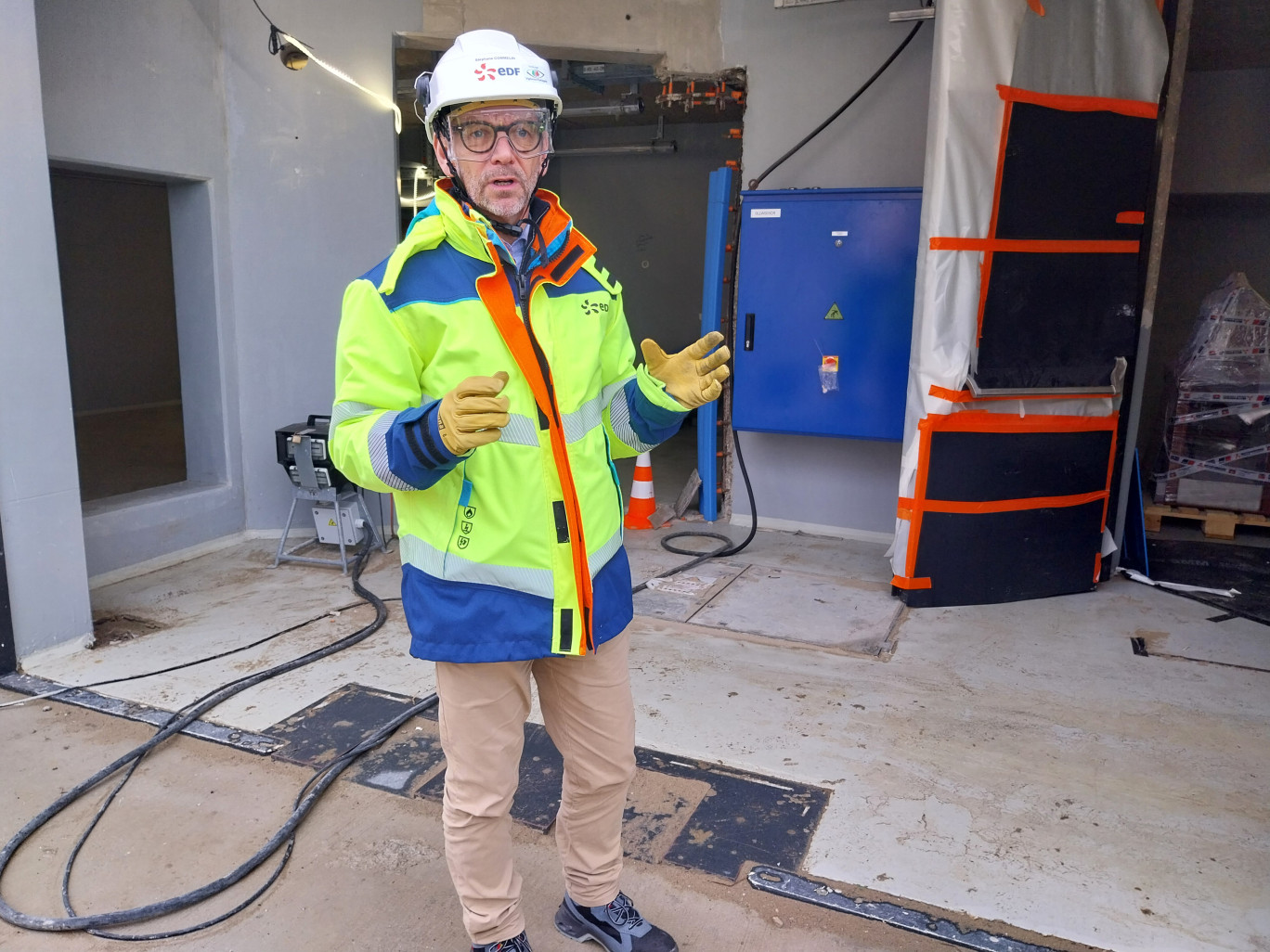 Stéphane Commelin, directeur technique de la centrale nucléaire de Gravelines, explique les modalités du chantier de construction du centre de crise local le 24 janvier 2025.