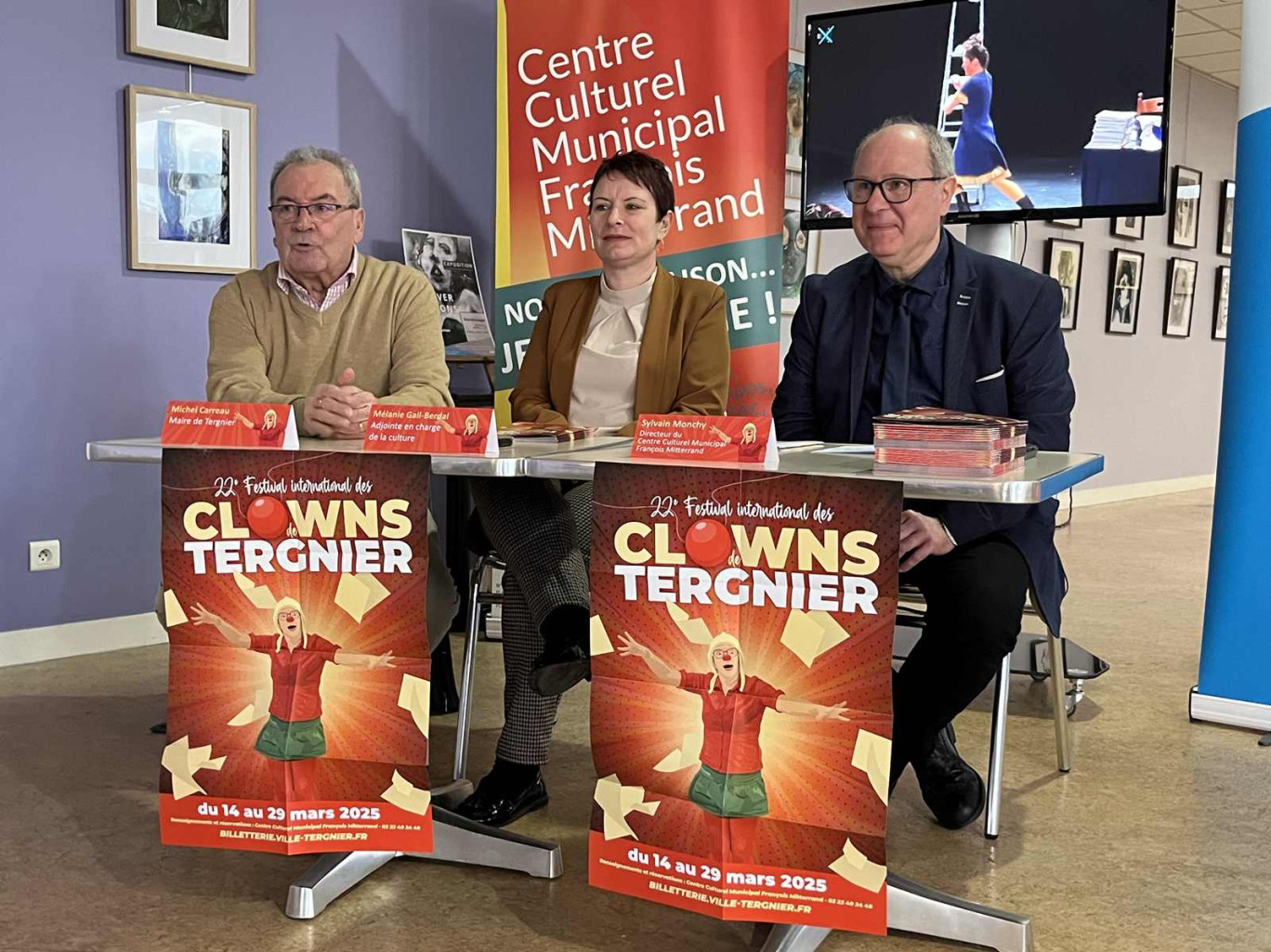 Michel Carreau, maire de Tergnier, Mélanie Gall-Berdal, adjointe à la culture et Sylvain Monchy, directeur du centre culturel présentent le festival international des clowns.