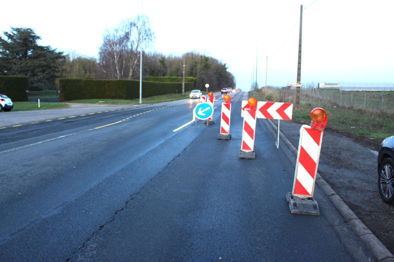 La voie de circulation actuellement supprimée pour les travaux, route de Rouen à Amiens.