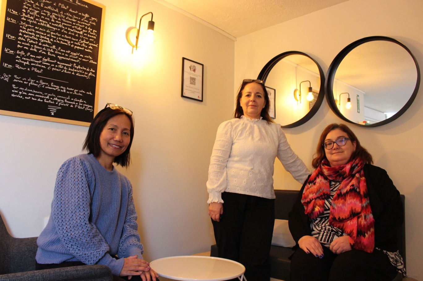 La directrice de l'hôtel Céline Spillebout (à droite), avec deux des huit membres de l'équipe.