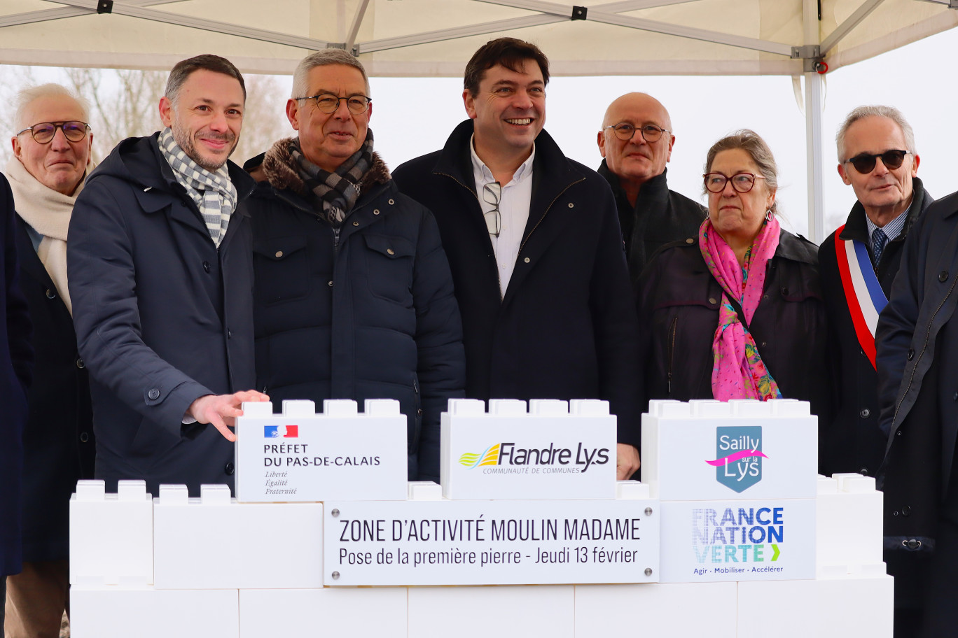 Les élus ont posé la première pierre de la zone d’activité Moulin Madame à Sailly-sur-la-Lys. © Aletheia Press / E.Chombart