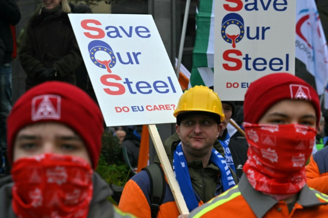 Des sidérurgistes participent à une manifestation pour la sauvegarde des emplois industriels en Europe le 5 février 2025 à Bruxelles © NICOLAS TUCAT