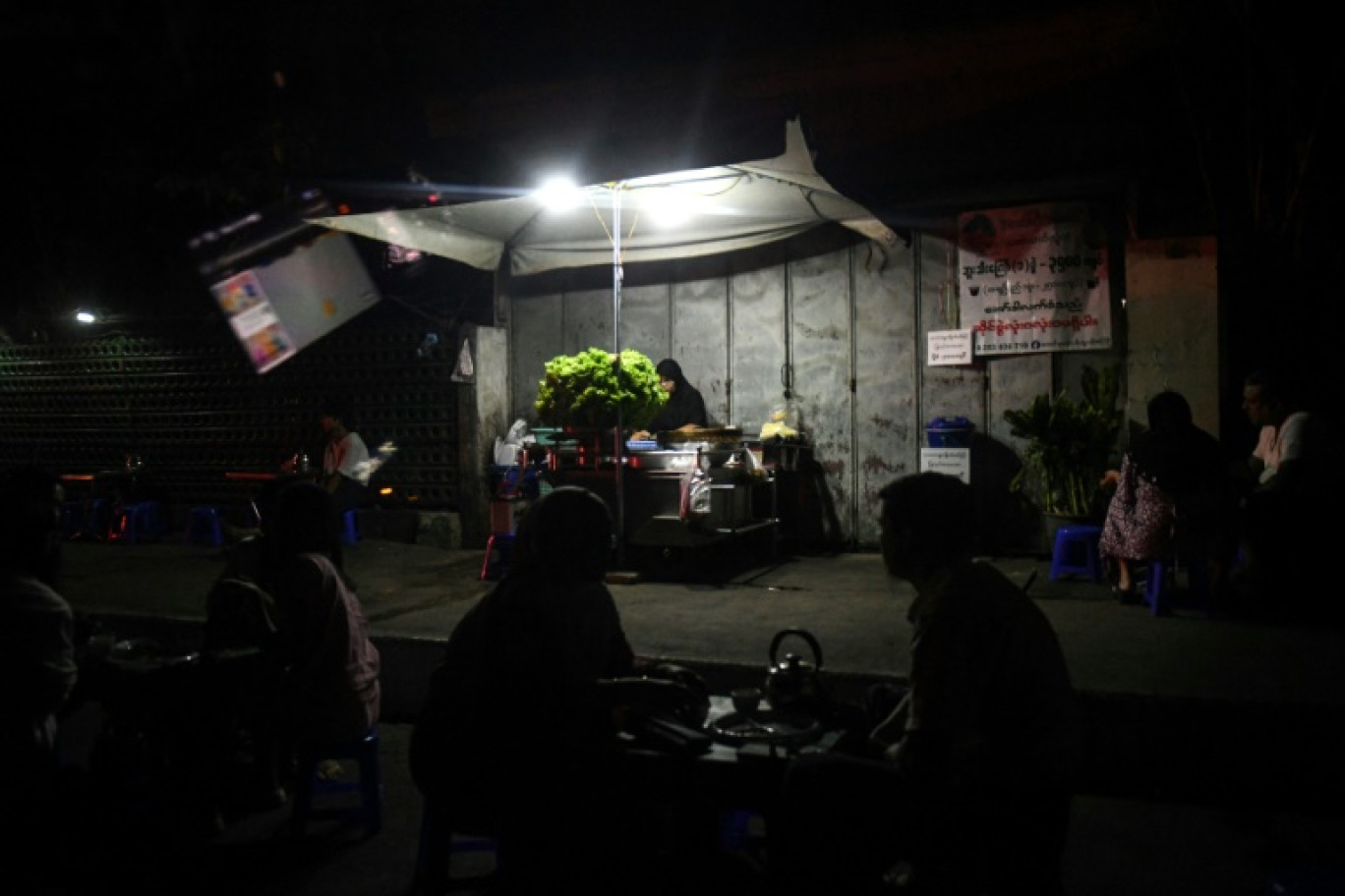 Un stand de street food à Rangoun pendant une panne de courant, le 14 janvier 2025 © Sai Aung MAIN