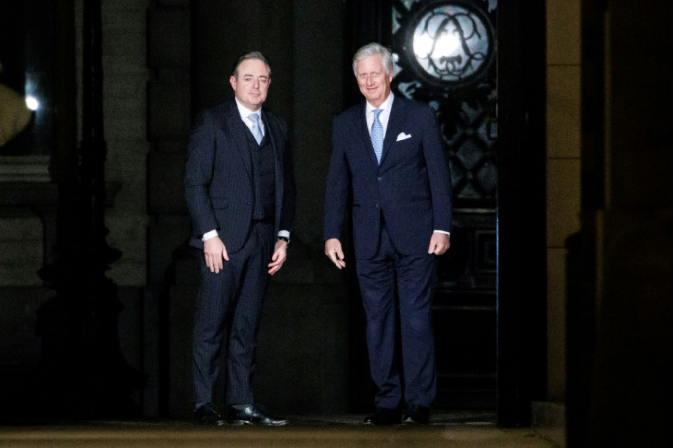 Le chef des conservateurs flamands (N-VA), Bart De Wever, et le roi Philippe de Belgique, avant une réunion pour discuter des négociations en vue de former un gouvernement fédéral au Palais Royal à Bruxelles, le 31 janvier 2025 © Simon Wohlfahrt