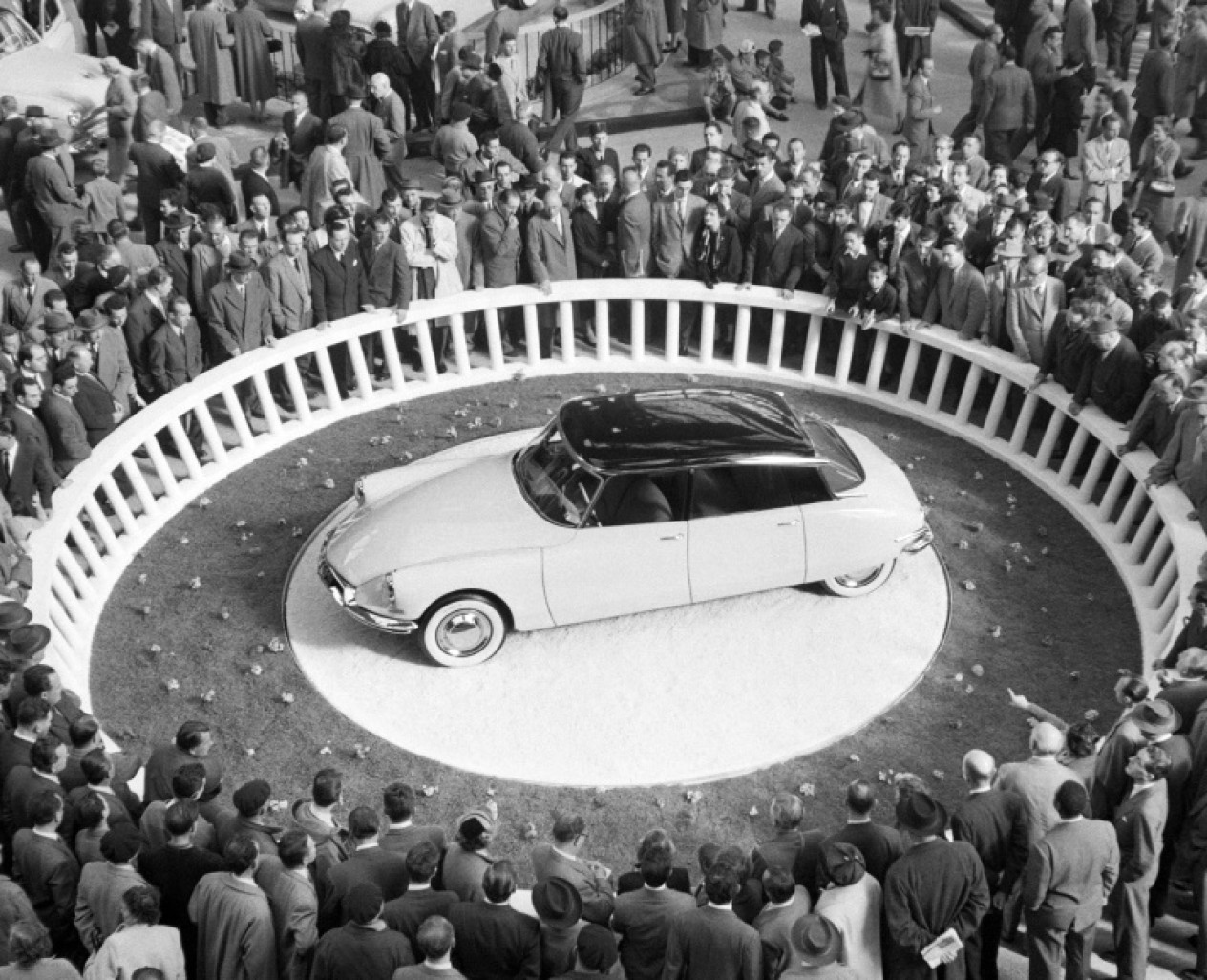 La Citroën DS présentée lors du Mondial de l'automobile, le 6 octobre 1955 au Grand Palais, à Paris © -