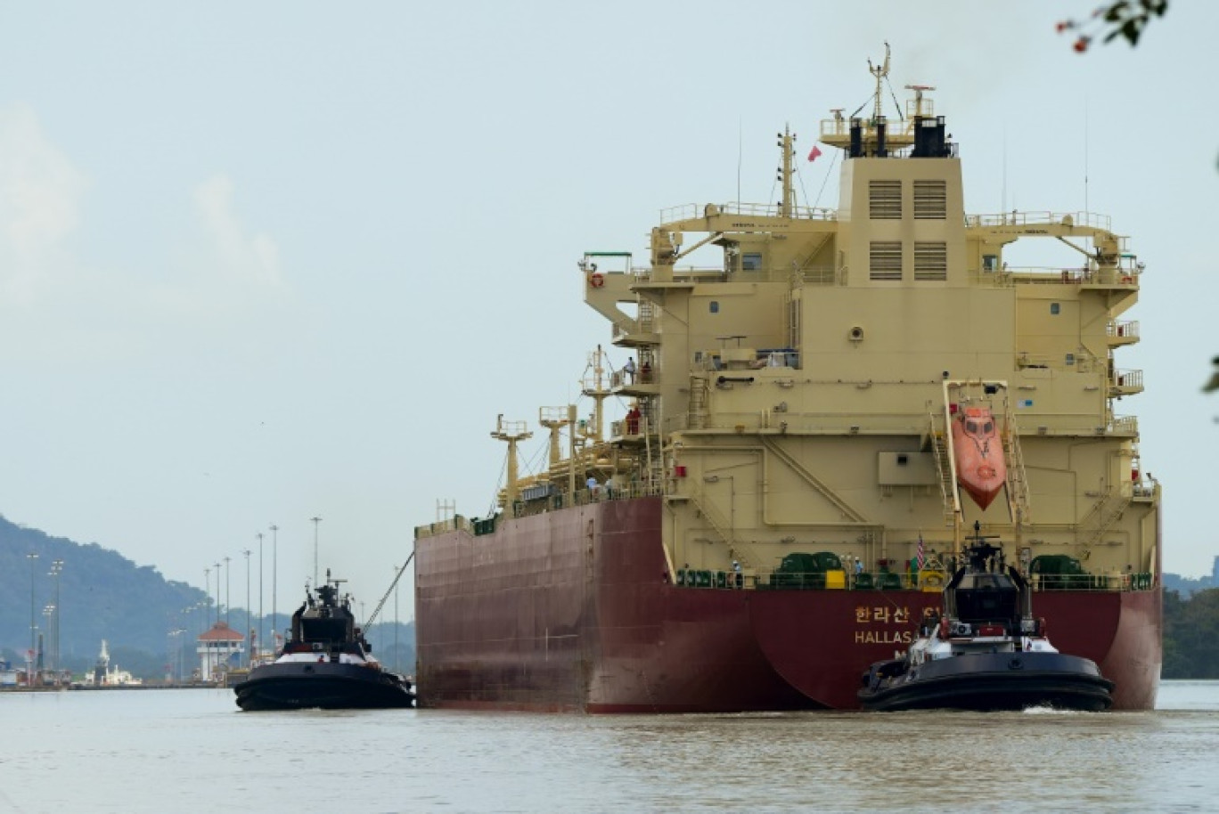 Le tanker GPL Hallasan Explorer, battant pavillon libérien, navigue sur le canal de Panama, le 20 janvier 2025 à Panma © ARNULFO FRANCO