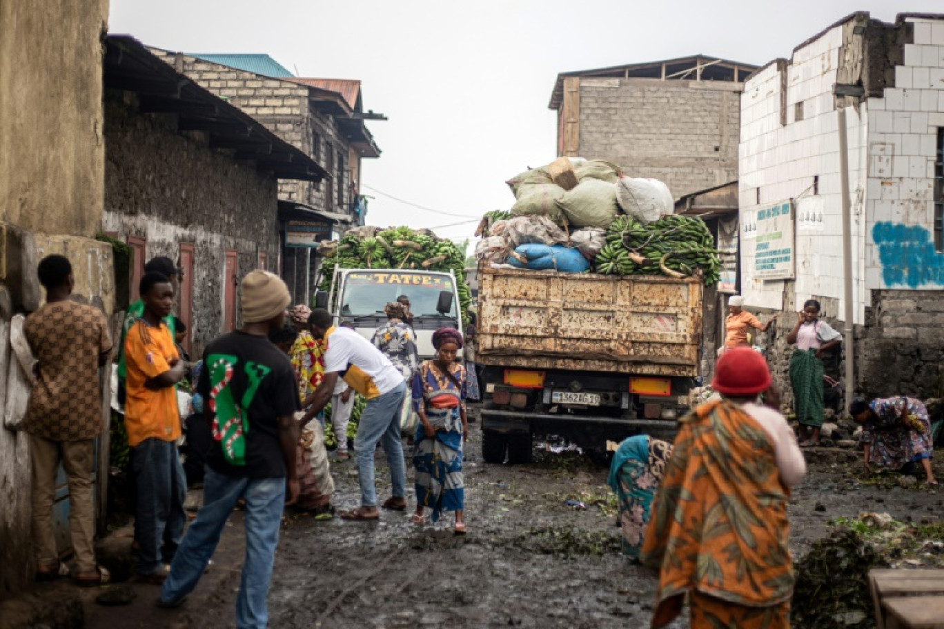 Des travailleurs déchargent des bananes dans un marché après la réouverture des routes à Goma le 1er février 2025. © Jospin mwisha