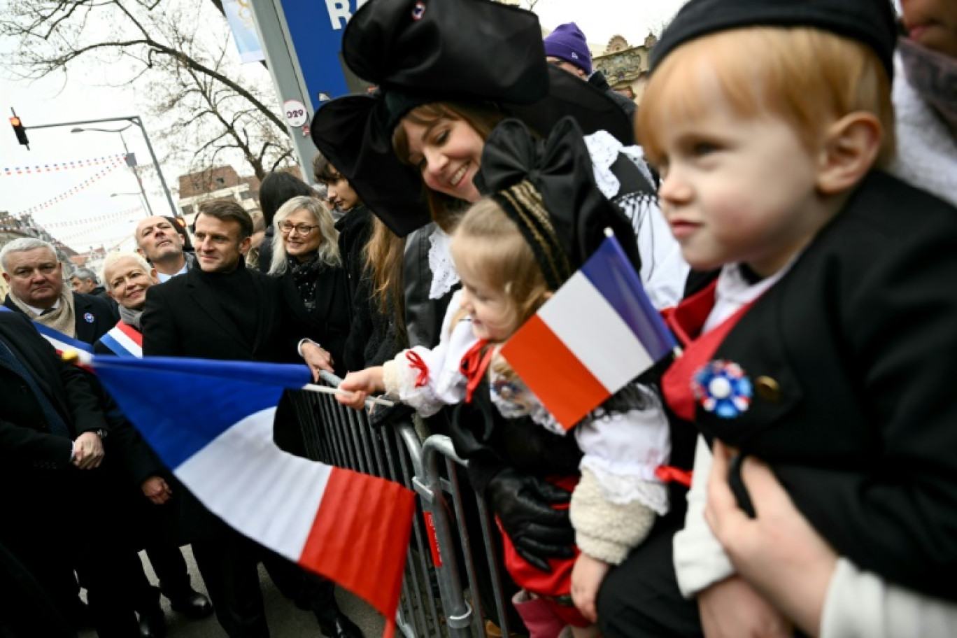 Le président français Emmanuel Macron passe les troupes en revue aux commémorations de la Libération de Colmar, il y a 80 ans, le 2 février 2025 à Colmar © SEBASTIEN BOZON