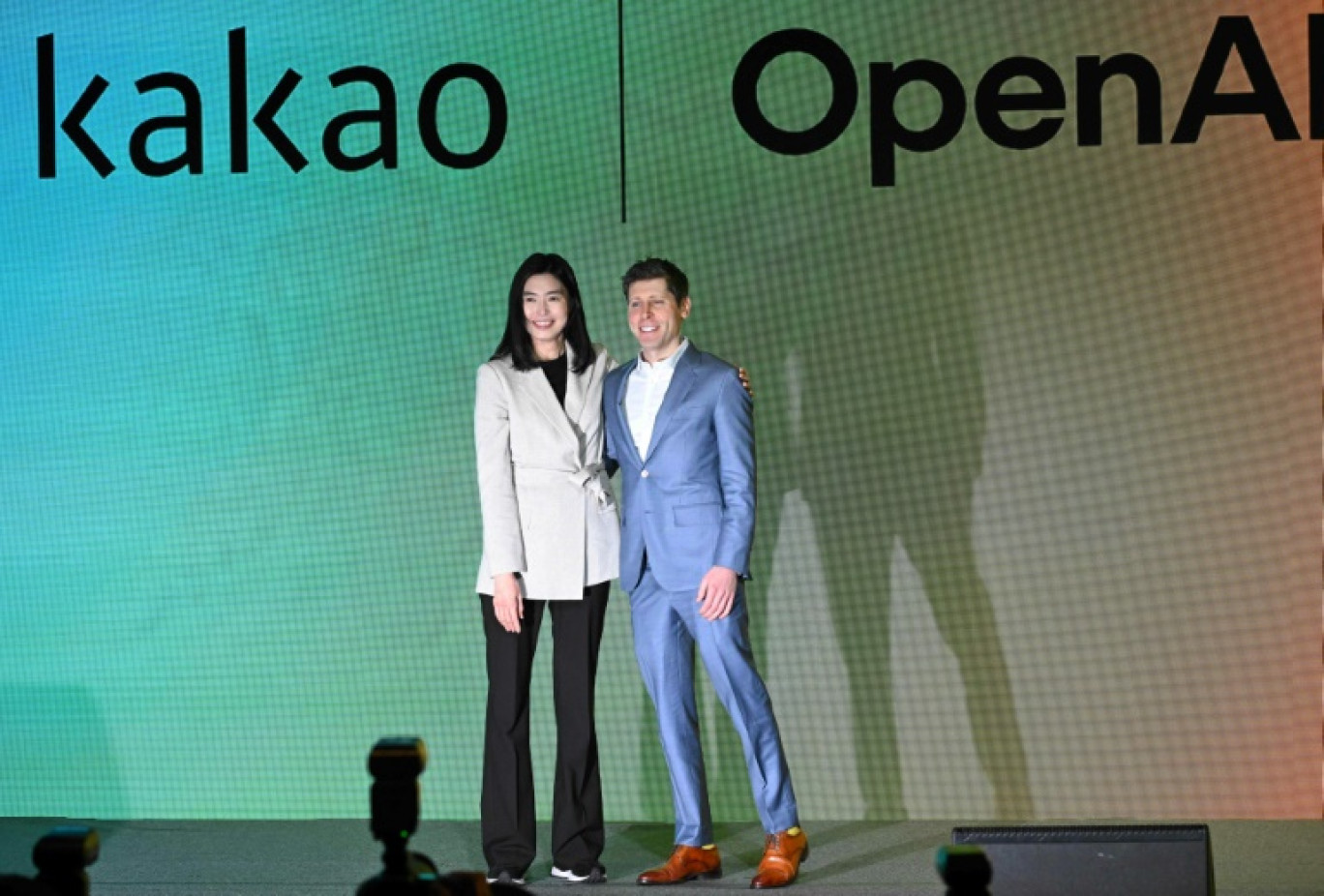 Le patron d'OpenAI, Sam Altman (d), et la directrice générale de Kakao, Shina Chung, lors d'une conférence à Séoul, le 4 février 2024 en Corée du Sud © Jung Yeon-je