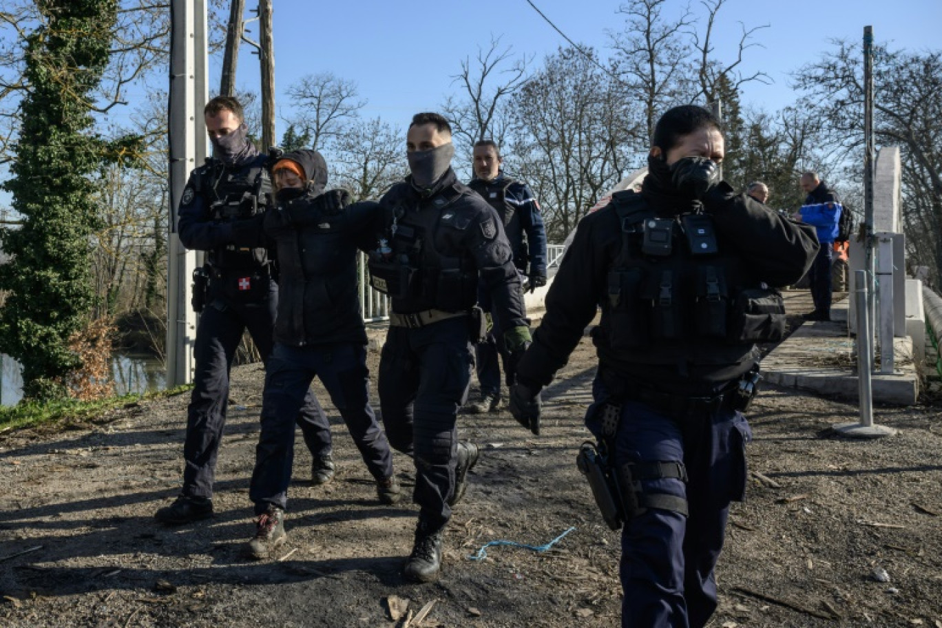 La gendarmerie mène une nouvelle opération visant à évacuer un campement de militants écologistes opposés à la construction de la ligne LGV Bordeaux-Toulouse près de Saint-Jory, au nord de Toulouse le 4 février 2025 © Ed JONES