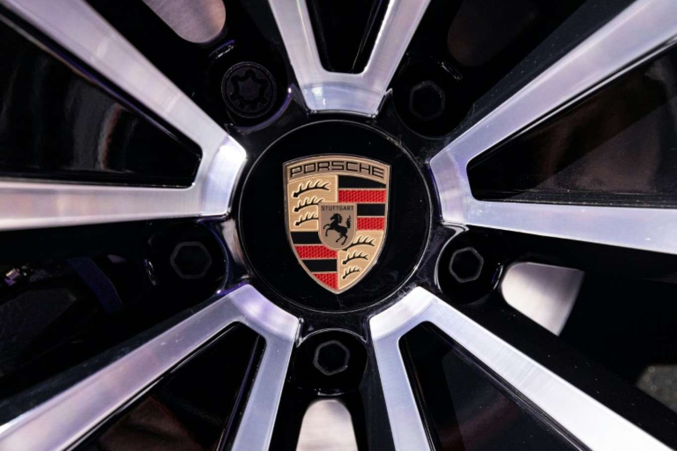 La marque de voiture de luxe Porsche a annoncé le départ surprise de deux de ses dirigeants, signe de turbulences au sein du fleuron du groupe Volkswagen, dont les ventes chutent, surtout en Chine © ETIENNE LAURENT