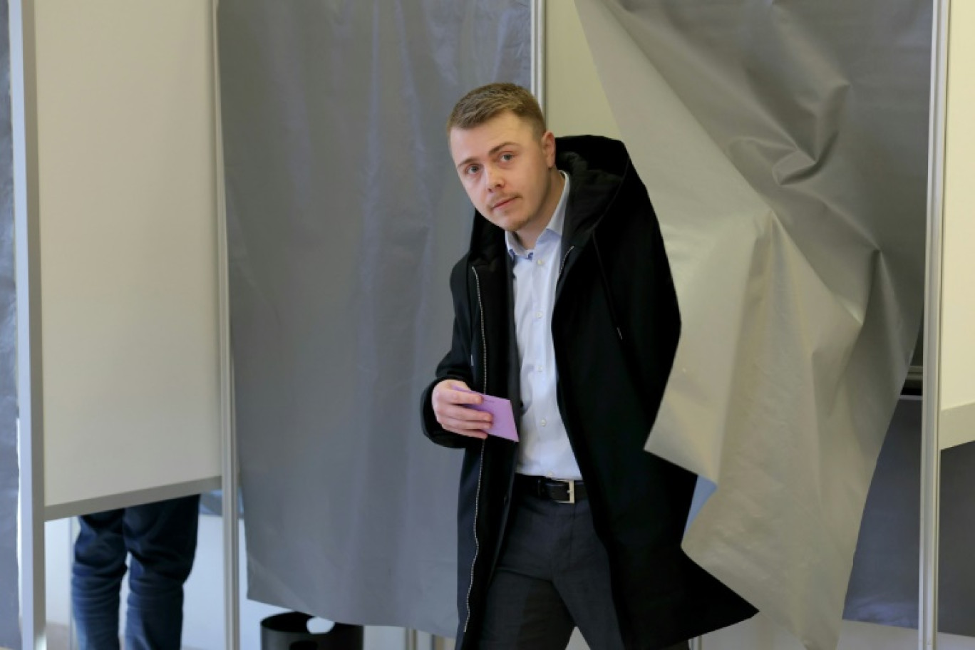 Le candidat de La France insoumise (LFI, gauche radicale) Louis Boyard vote au second tour de l'élection municipale partielle de Villeneuve Saint-Georges, le 2 février 2025 © Thomas SAMSON