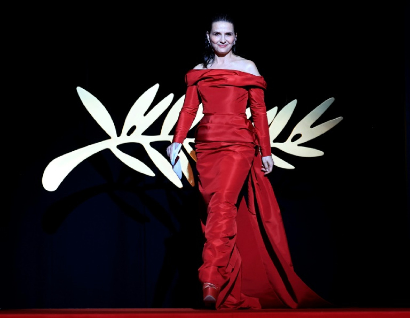 L'actrice française Juliette Binoche arrive sur scène lors de la cérémonie d'ouverture et de la projection du film "Le Deuxième Acte" dans le cadre de la 77e édition du Festival de Cannes, le 14 mai 2024 © Valery HACHE