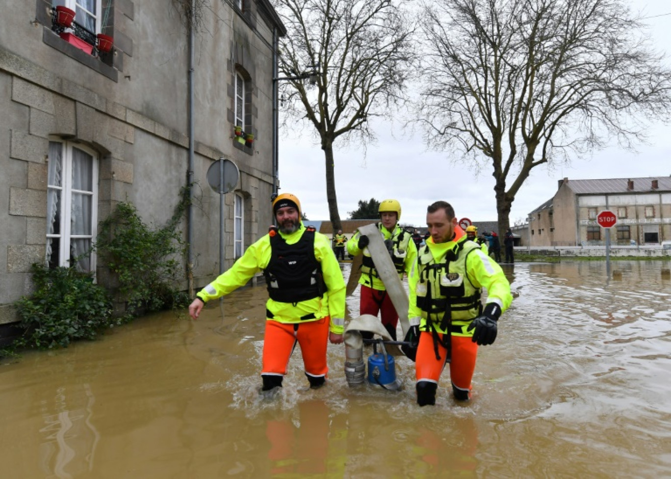 Des sauveteurs à l'oeuvre à Redon où la décrue se poursuit le 1er février 2025 © JEAN-FRANCOIS MONIER