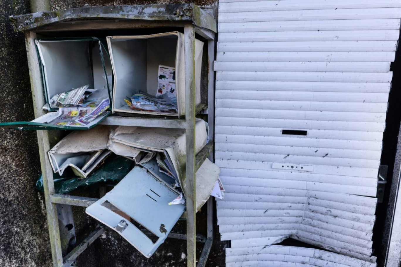 Des boîtes aux lettres endommagées par l'explosion d'une bombe artisanale qui a grièvement blessé une personne à Gourin, dans le Morbihan, le 30 janvier 2025 © FRED TANNEAU