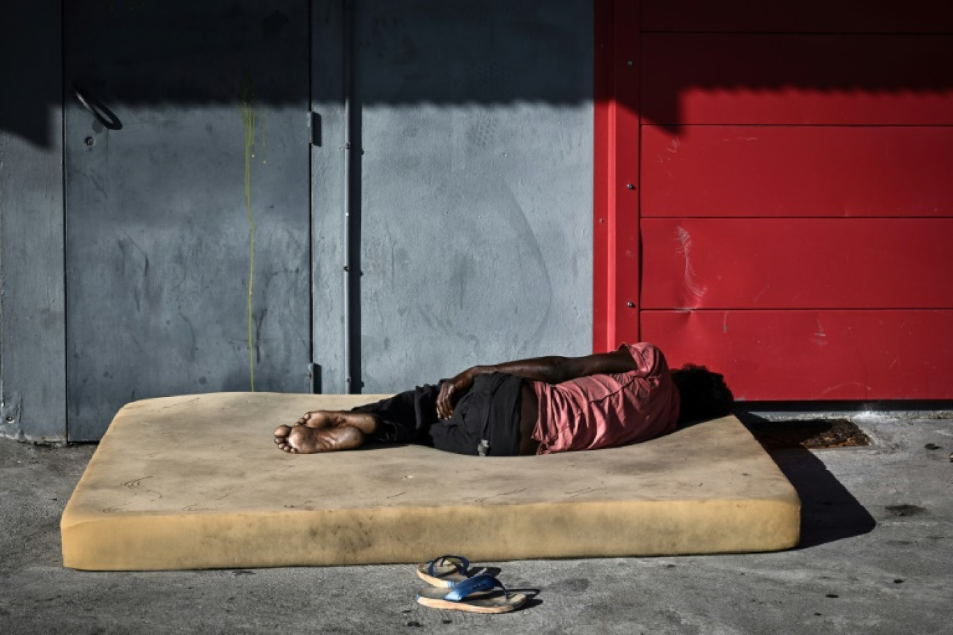 Une personne sans-abri dort dans une rue de Fort-de-France, le 17 octobre 2024 © Philippe LOPEZ