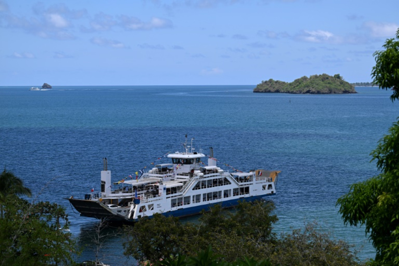 La barge reliant Petite-Terre à Grande-Terre, dans l'archipel de Mayotte, photographiée depuis Koungou le 8 décembre 2023. © MIGUEL MEDINA