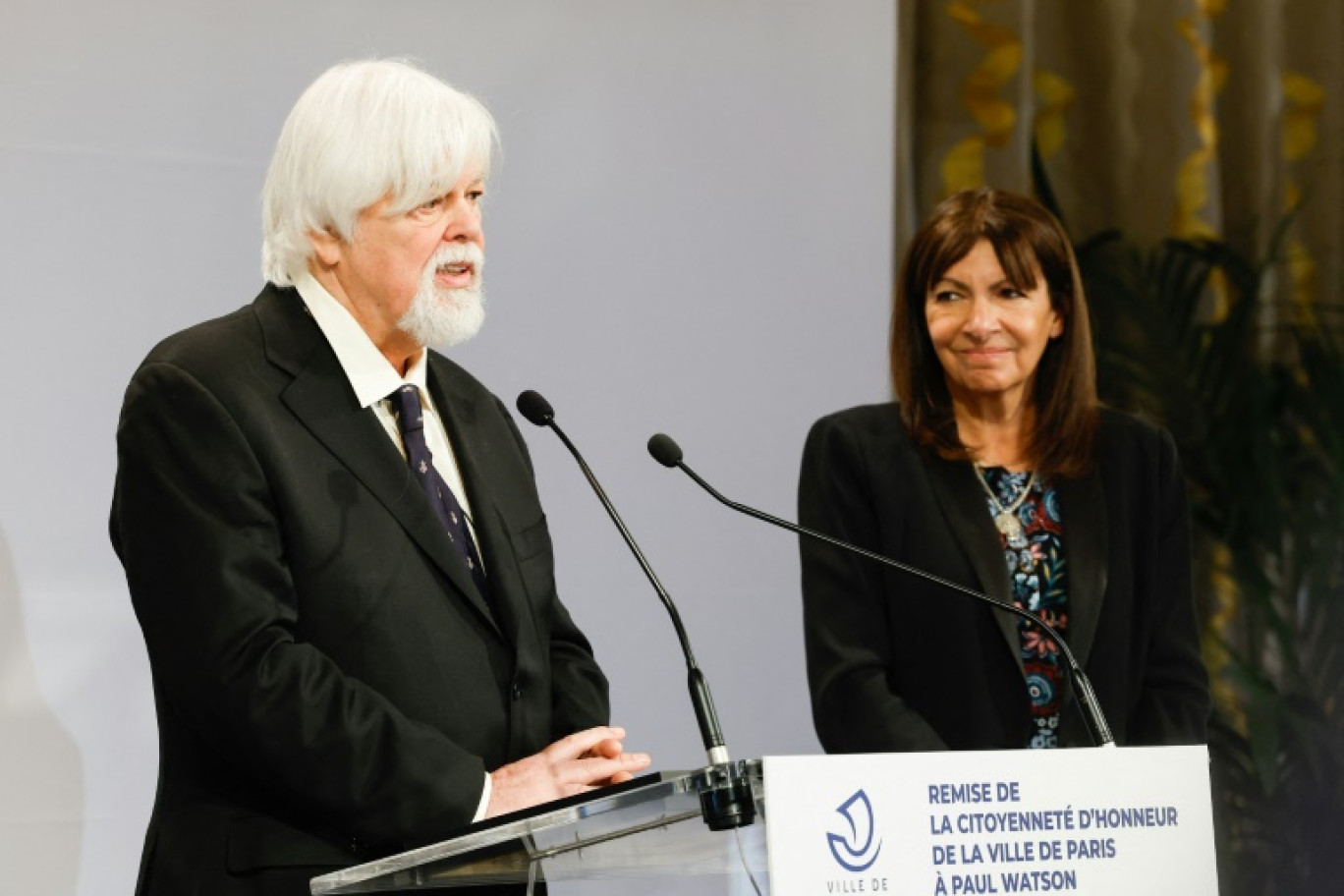 La maire de Paris Anne Hidalgo écoute Paul Watson à l'Hôtel de ville de Paris le 3 février 2025 © XAVIER GALIANA