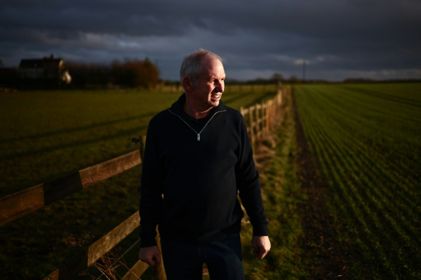 Le fermier John Stacey dans l'un de ses champs, le 27 janvier 2025 à Witham, dans l'est de l'Angleterre © HENRY NICHOLLS