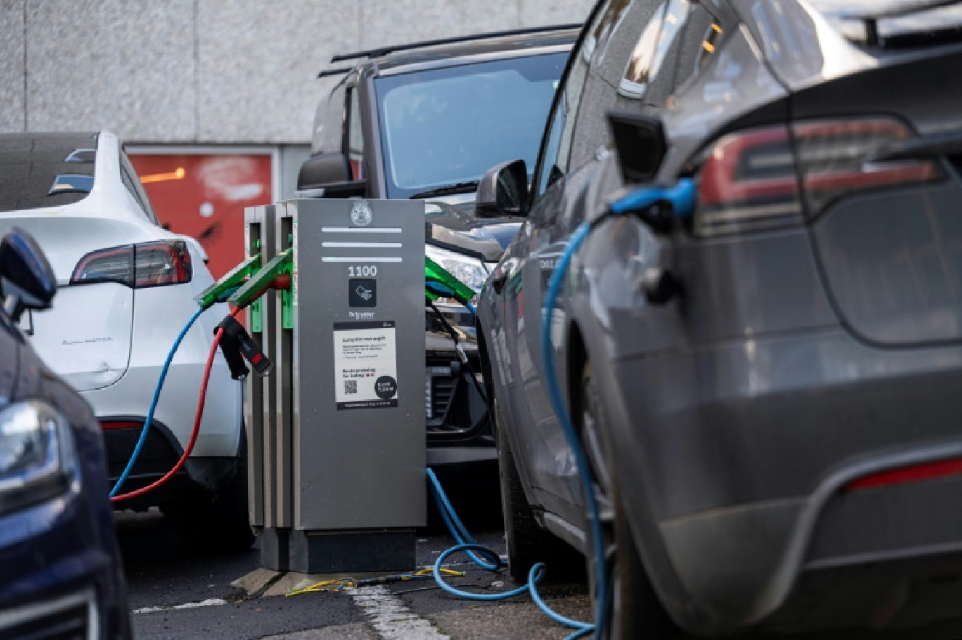 Des bornes de recharge dans une rue de la capitale norvégienne Oslo, le 25 septembre 2024 © Jonathan NACKSTRAND