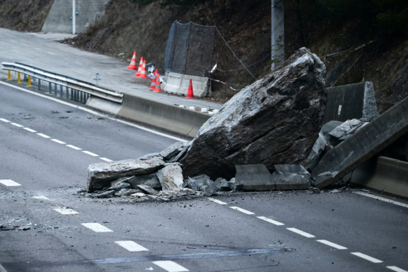 Une route d'accès aux stations de skis bloquée par des éboulements près de Moutiers (Savoie), le 4 février 2025 trois jours après la chute de plusieurs gros rochers sur la chaussée © OLIVIER CHASSIGNOLE