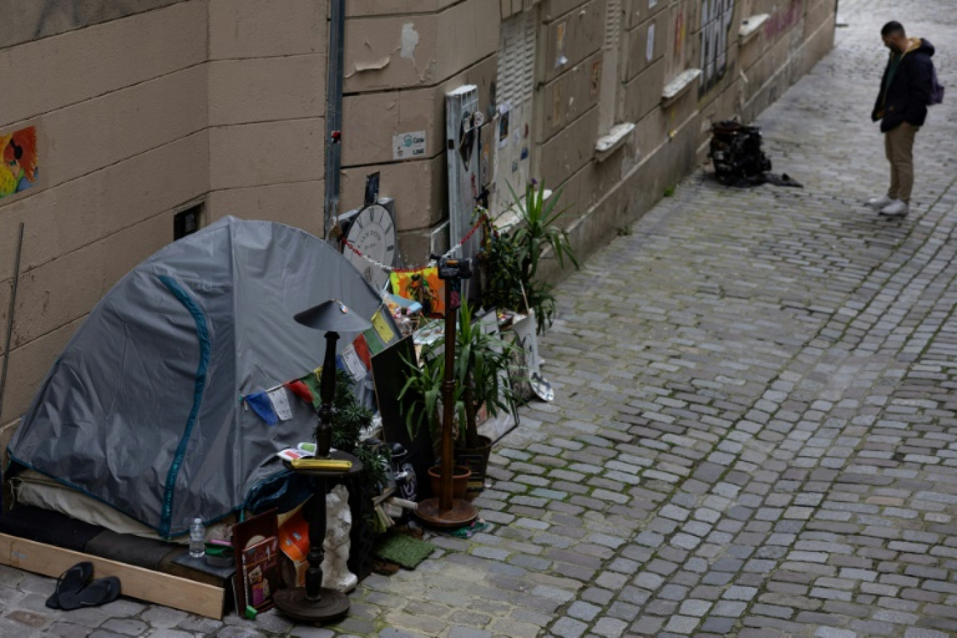 La tente d'une personne sans-abri installée dans une rue de Paris, le 4 mai 2024 © JOEL SAGET