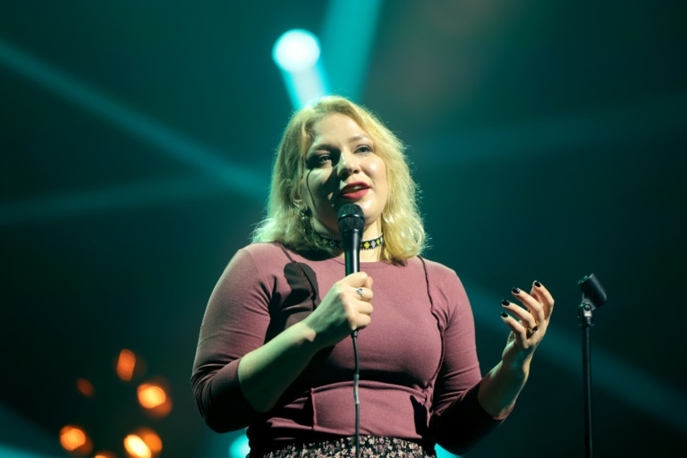 La comédienne de stand-up ukrainienne Hanna Kochehura sur scène au festival d'humour Lillarious à Lille le 31 janvier 2025 © FRANCOIS LO PRESTI