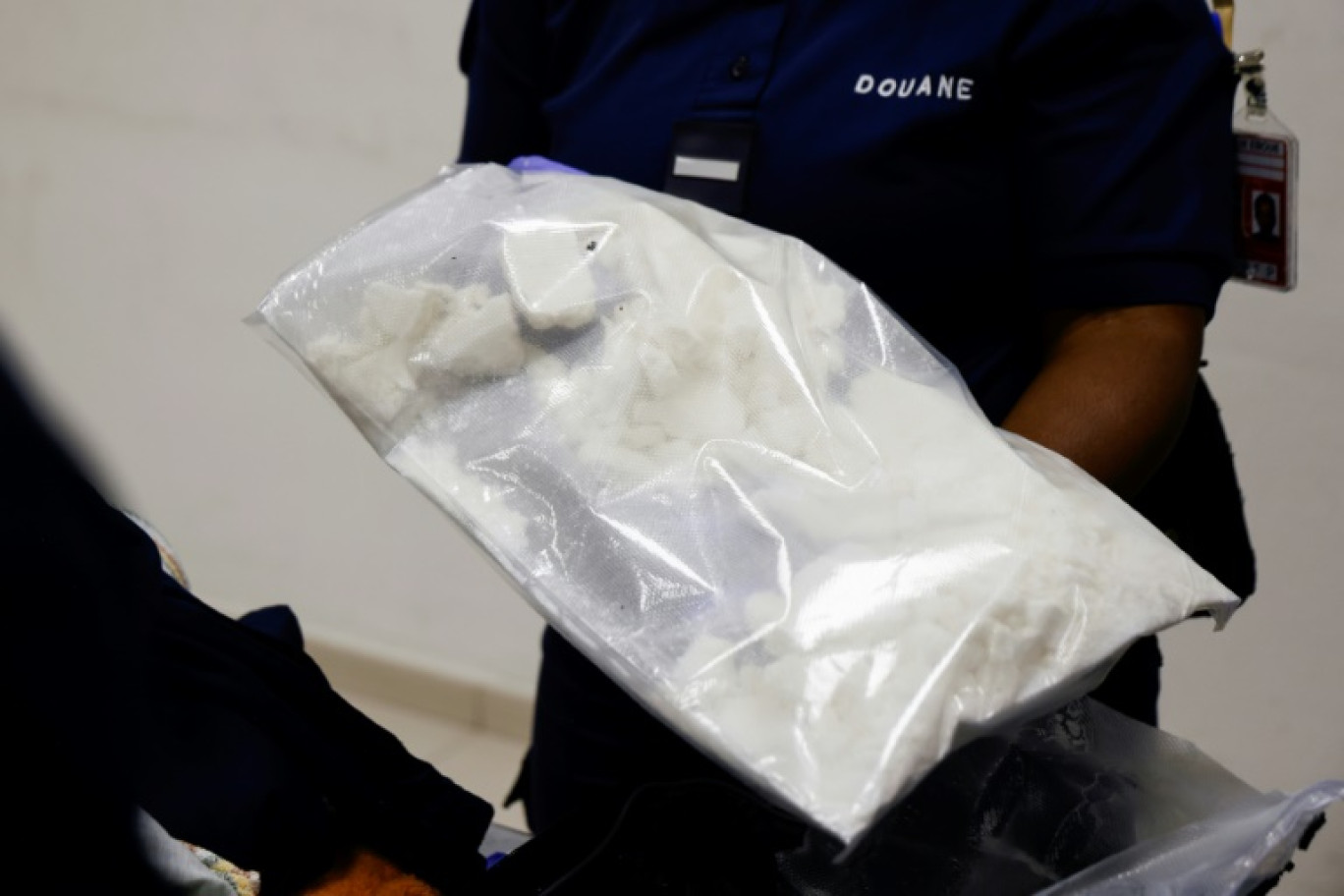 De la cocaïne trouvée dans la valise d'un passager à destination de Paris, le 24 mars 2024 à l'aéroport de Cayenne en Guyane © Ludovic MARIN