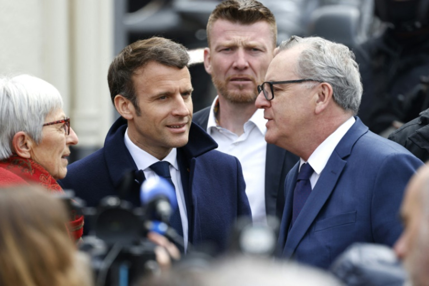 Le président Emmanuel Macron et Richard Ferrand, alors président de l'Assemblée nationale, le 5 avril 2022 à Spézet, dans le Finistère © LUDOVIC MARIN