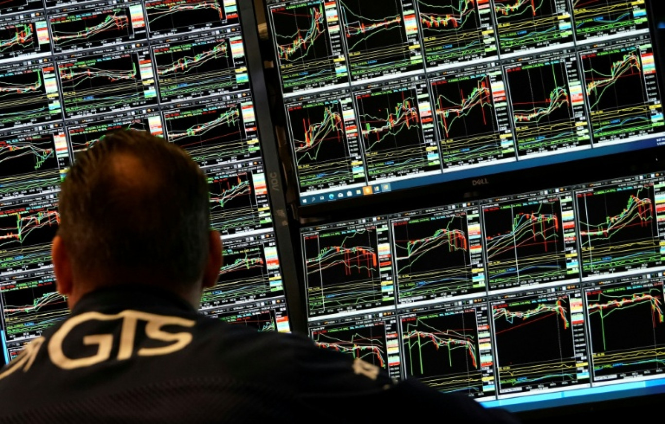 Trader sur le parquet du New York Stock Exchange (NYSE) le 2 janvier  2025, à New  York. © TIMOTHY A. CLARY