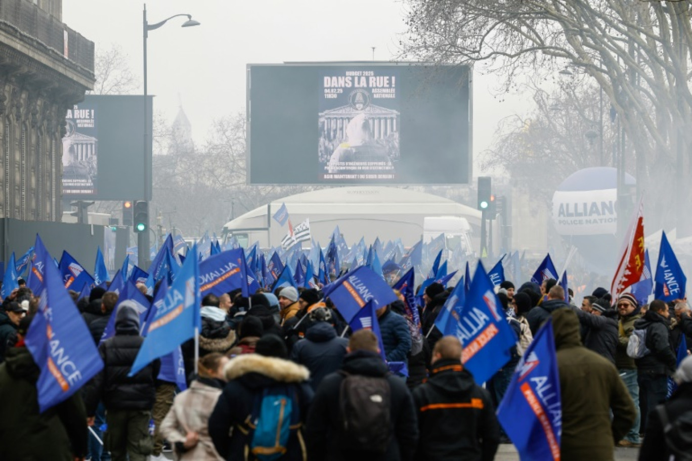 Des policiers manifestent le 4 février 2025 à Paris pour réclamer une augmentation de leurs moyens © Xavier GALIANA