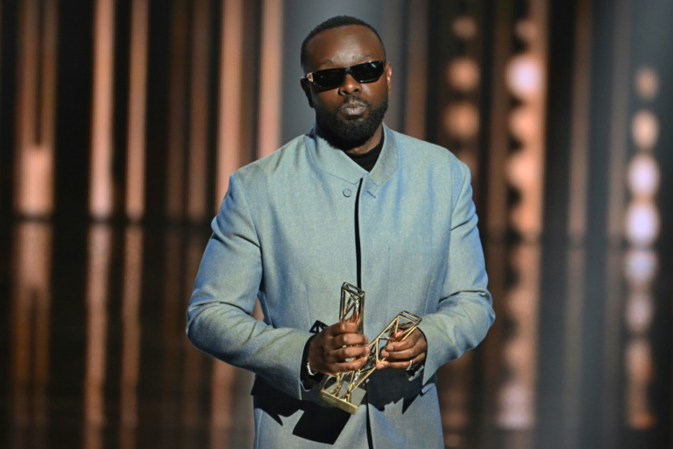 Le chanteur congolais Gims reçoit le prix du meilleur artiste masculin lors de la 40e édition des Victoires de la musique, à la Seine Musicale de Boulogne-Billancourt, le 14 février 2025 © Bertrand GUAY