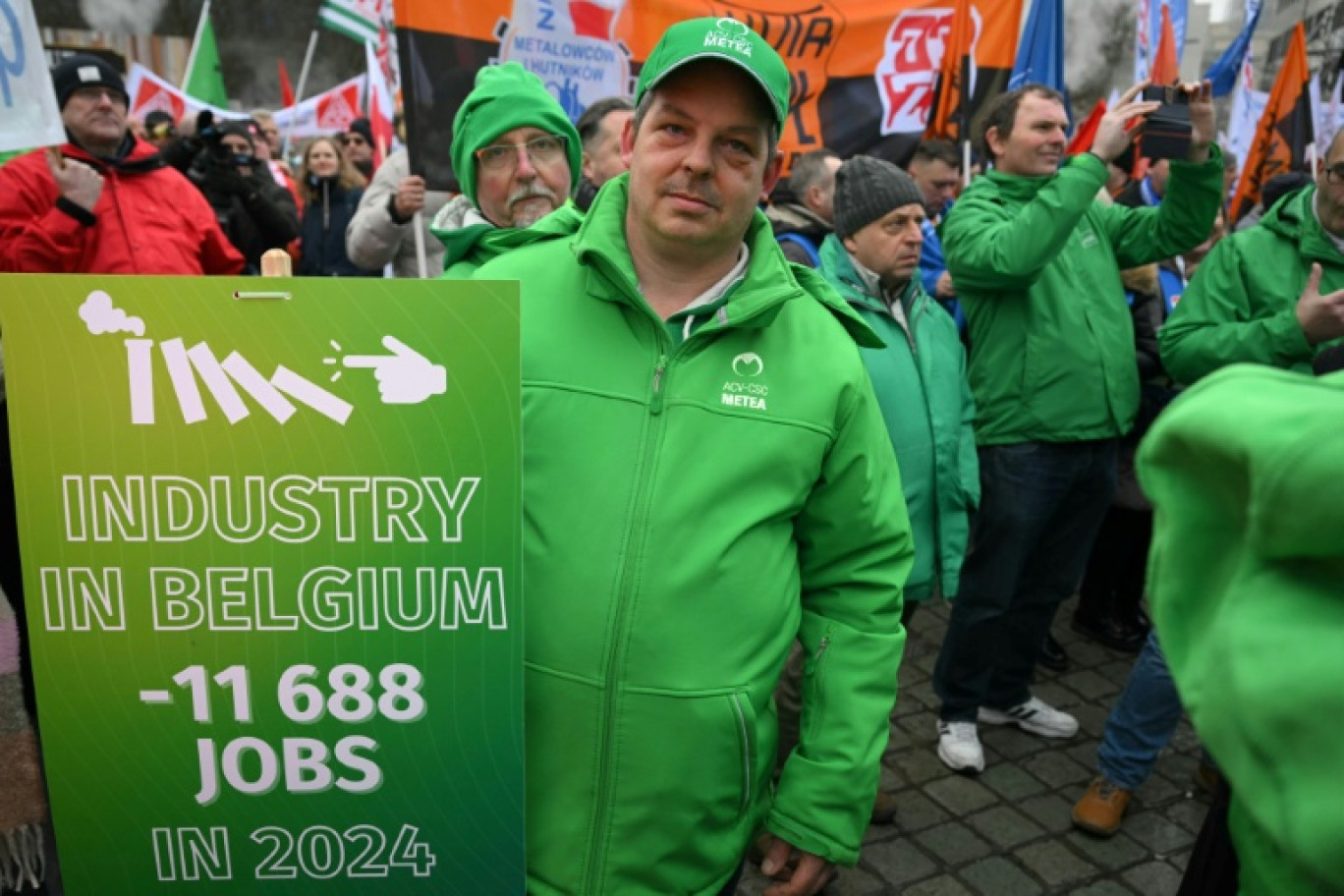 Des ouvriers participent à une manifestation dénonçant les politiques d'austérité des institutions et gouvernements européens et les coupes budgétaires dans les services publics, le 5 février 2025 à Bruxelles © NICOLAS TUCAT