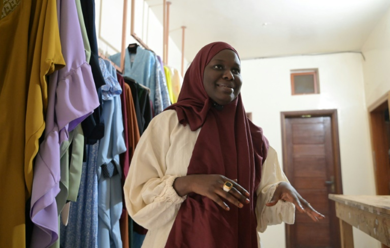 La styliste Fatima Ba, fondatrice de la marque So Fatoo, lors d'une interview dans son atelier à Dakar, le 27 décembre 2024 au Sénégal © SEYLLOU