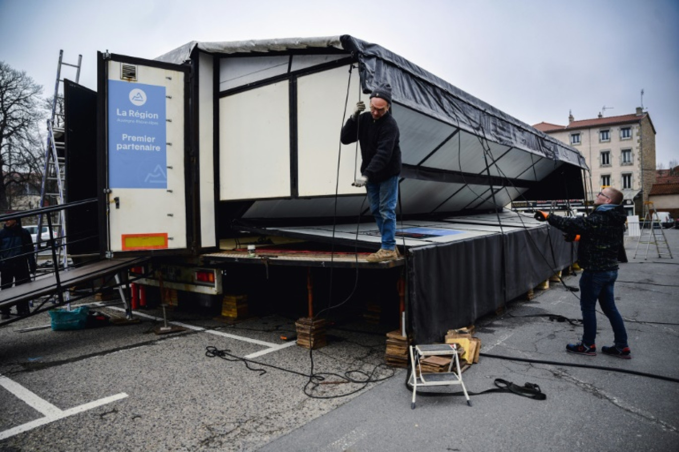 Installation de la scène d'un camion-opéra à Montbrison, le 3 février 2025 dans la Loire © OLIVIER CHASSIGNOLE