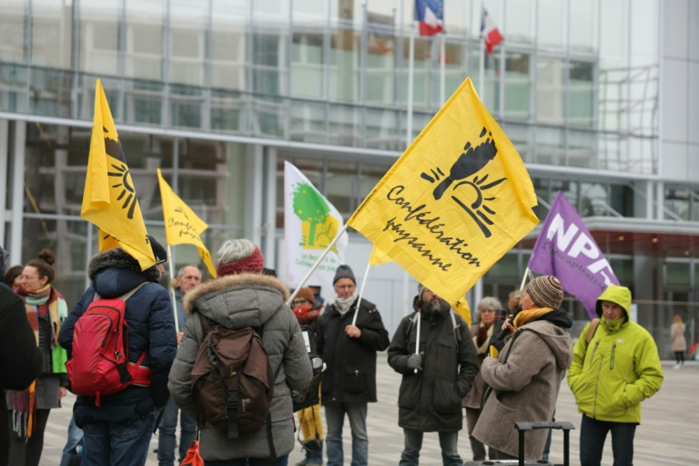 Rassemblement des membres de Confederation Paysanne devant le palais de justice pour soutenir deux collègues syndicalistes qui ont participé à une action contre l'accord de libre-échange Mercosur de l'Union Européenne en décembre 2024, à Paris, le 4 février 2025 © Thomas SAMSON