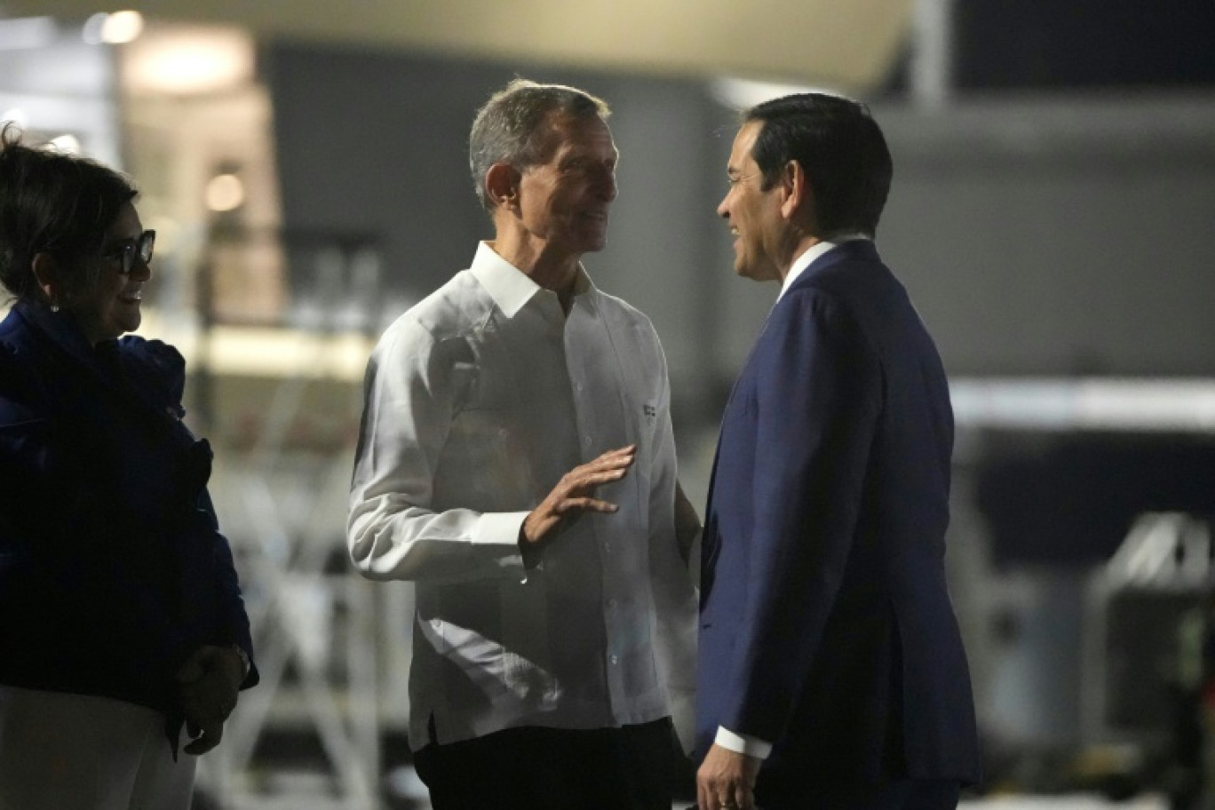 Le secrétaire d'Etat américain Marco Rubio (d.) reçu par le ministre des Affaires étrangères de la République dominicaine, Roberto Alvarez, sur le tarmac de l'aéroport international de Saint-Domingue, le 5 février 2025 © Mark Schiefelbein