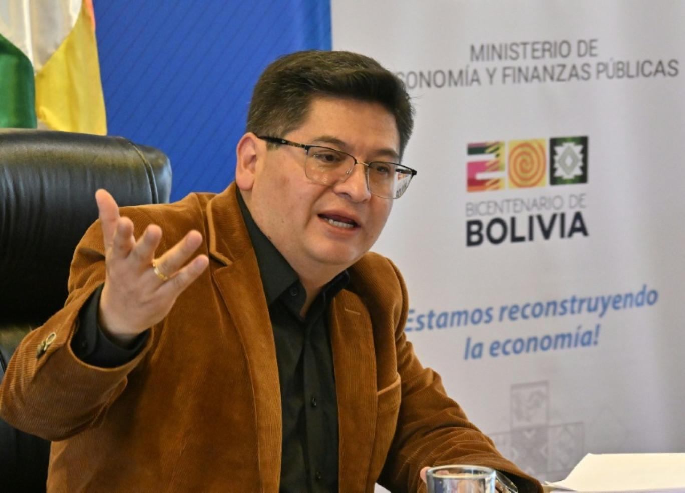 Le ministre bolivien de l'Economie et des Finances, Marcelo Montenegro, s'exprime lors d'une conférence de presse à l'intention des médias internationaux à La Paz, en Bolivie, le 6 février 2025 © AIZAR RALDES