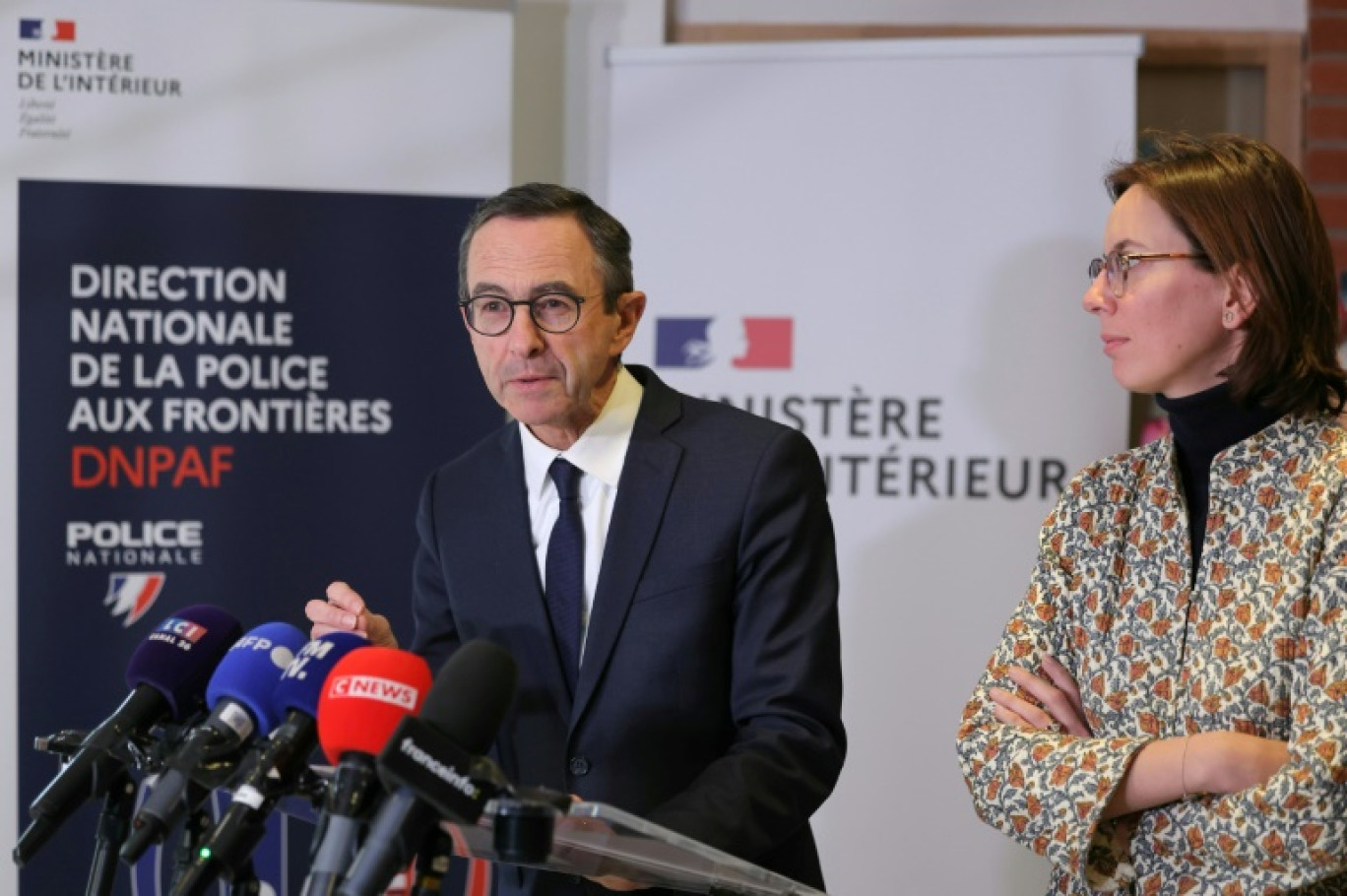 Le ministre de l'Intérieur Bruno Retailleau et la ministre des Comptes publics, Amélie de Montchalin, lors d'une visite à l'Office de lutte contre le trafic de migrants (Oltim) à Lognes, à l'est de Paris, le 7 février 2025 © Thomas SAMSON