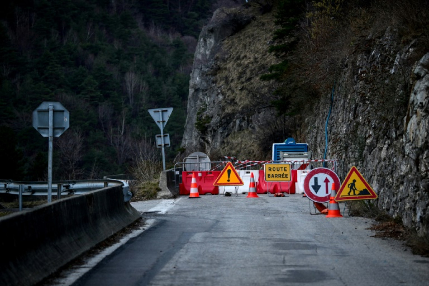 La route bloquée le 4 février 2025 près de Moutiers en Savoie © OLIVIER CHASSIGNOLE