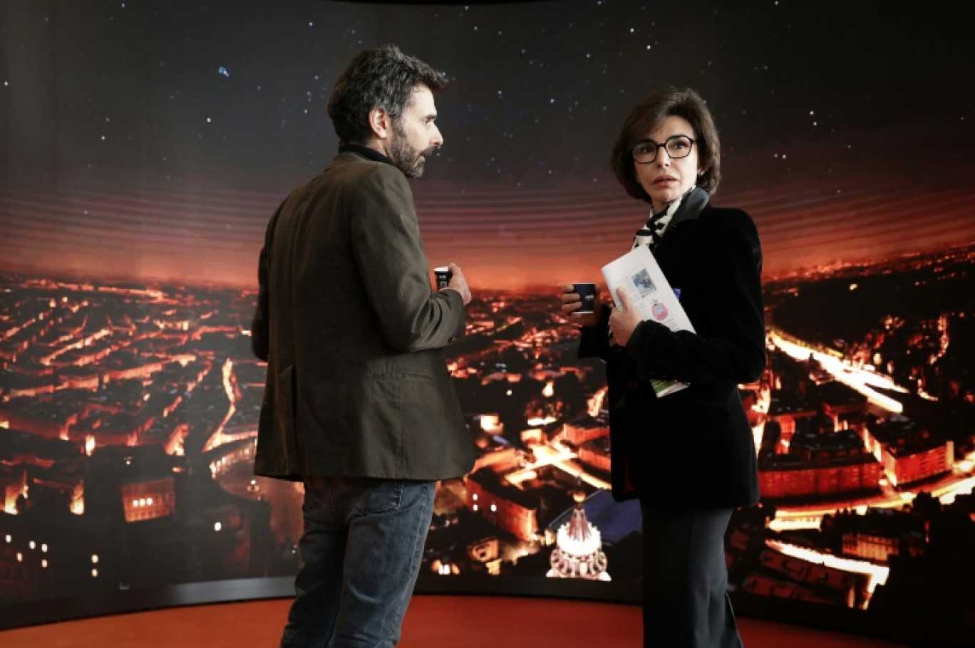 La ministre de la Culture Rachida Dati (D) écoute des explications lors d'un "week-end culturel" autour de l'avenir de la création face à l'intelligence artificielle, le 8 février 2025 à Paris © Thibaud MORITZ