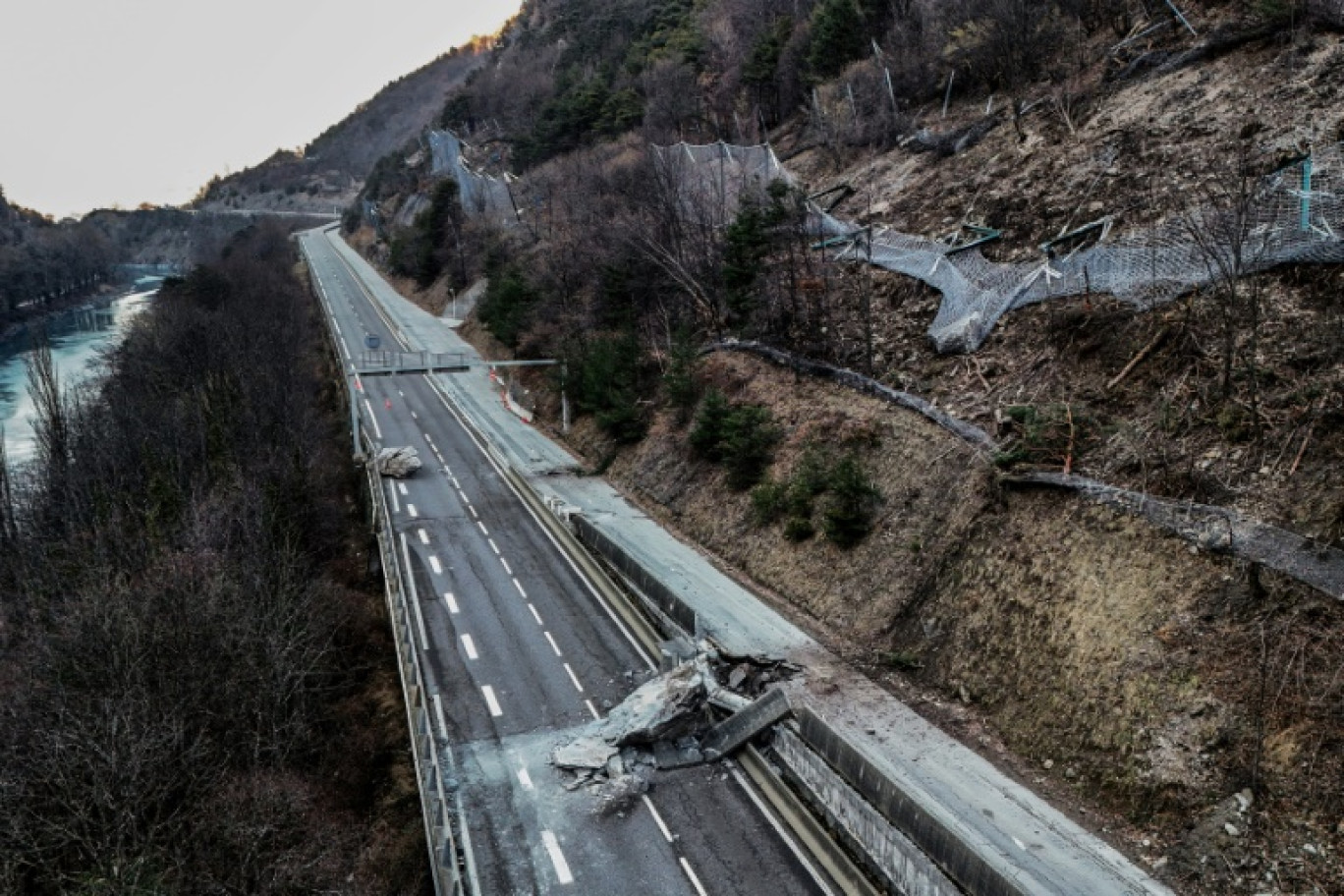 Vue de la RN90 endommagée par un éboulement rocheux, entre Albertville et Moûtiers, le 4 février 2025 © MARINE LESPRIT